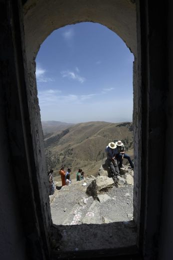 Des pélerins près de El-Jammaa Oufella (La mosquée d'en haut) sur le Rocher de la prière du zénith (Azro Nethor) en Kabylie, le 31 juillet 2015