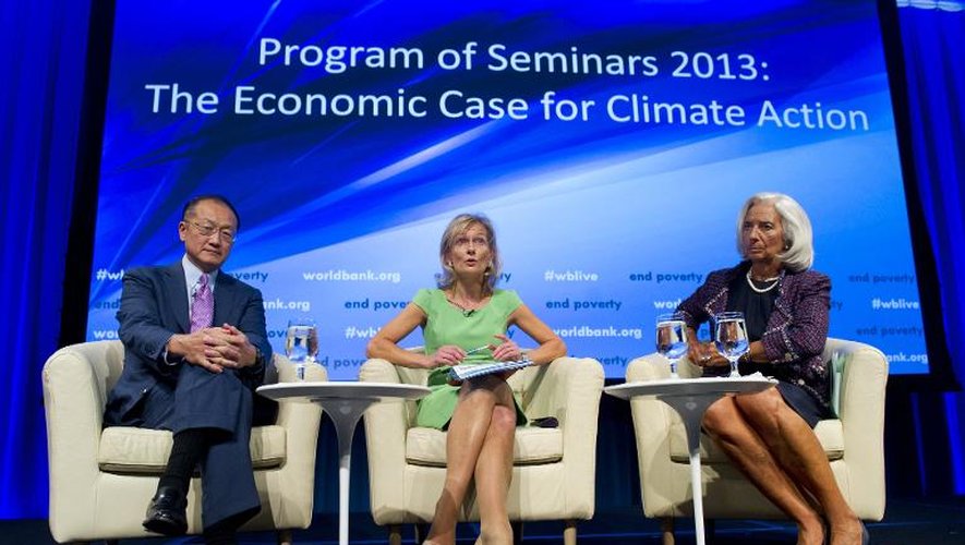 Jim Yong Kim et Christine Lagarde participent à un débat au siège de la Banque Mondiale à Washington, le 8 octobre 2013