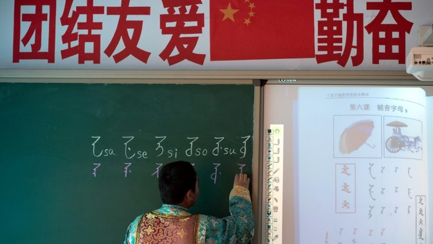 Shi Junguang dans sa salle de classe de l'école primaire à Sanjiazi en Chine, le 4 mai 2016