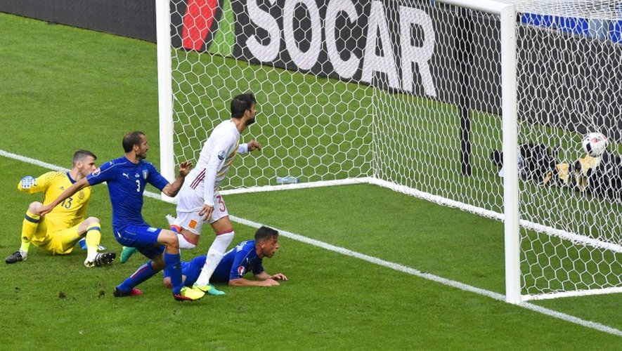Le défenseur italien Giorgio Chiellini (blanc) buteur face à l'Espagne à l'Euro au Stade de France, le 27 juin 2016