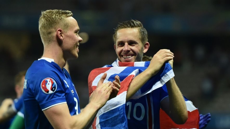 Les Islandais Kolbeinn Sigthorsson (g) et Gylfi Sigurdsson en joie après la qualification de leur équipe en quarts de finale de l'Euro face à l'Angleterre à l'Allianz Riviera, le 27 juin 2016