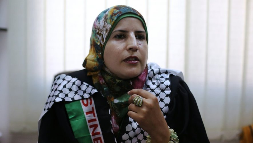 Tahrir Hamad, première femme dignitaire musulmane autorisée à célébrer des mariages dans les Territoires palestiniens, s'exprime le 6 août 2015 à Ramallah dans son bureau