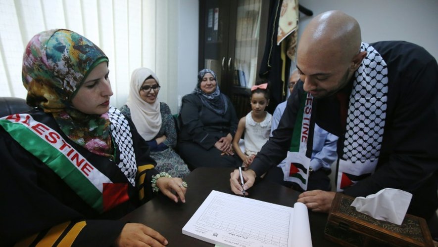 Tahrir Hamad (g), première juge à célébrer des mariages dans les Territoires palestiniens scelle une union selon la loi islamique à Ramallah, le 6 août 2015
