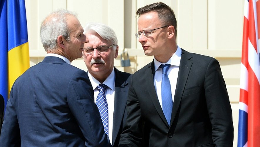 Le ministre britannique des Affaires européennes David Lidington (g) salue ses homologues hongrois et polonais à Varsovie le 27 juin 2016