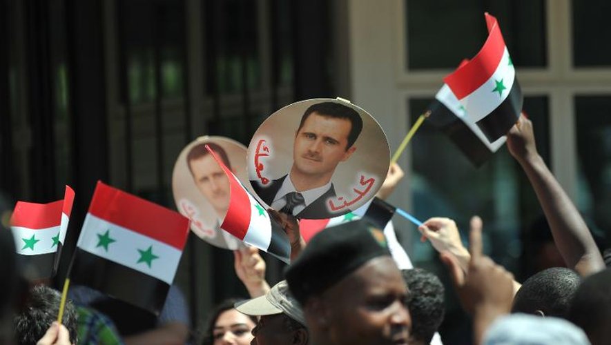 Des sympathisants de Bachar al-Assad manifestent à Pretoria devant l'ambassade américaine, le 11 octobre 2013