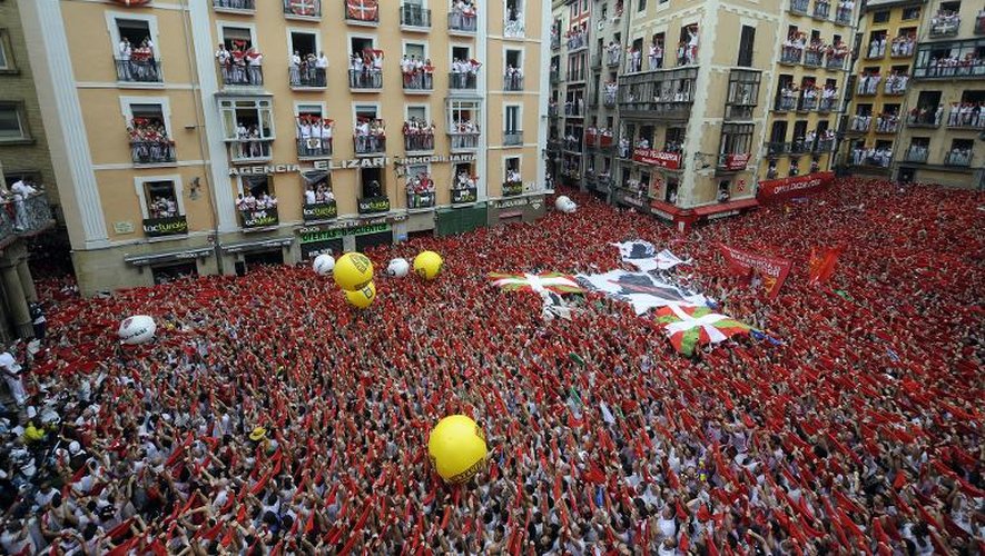Une marée humaine célèbre le "chupinazo", le lancement rituel des festivités de la San Fermin devant la mairie de Pampelune, capitale de la Navarre, le 6 juillet 2014