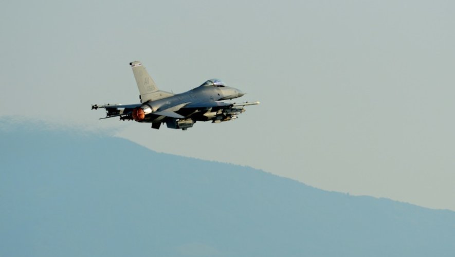 Un F-16 de l'armée américaine décolle de la base italienne d'Aviano pour rejoindre la base d'Incirlik dans le sud de la Turquie, le 9 août 2015
