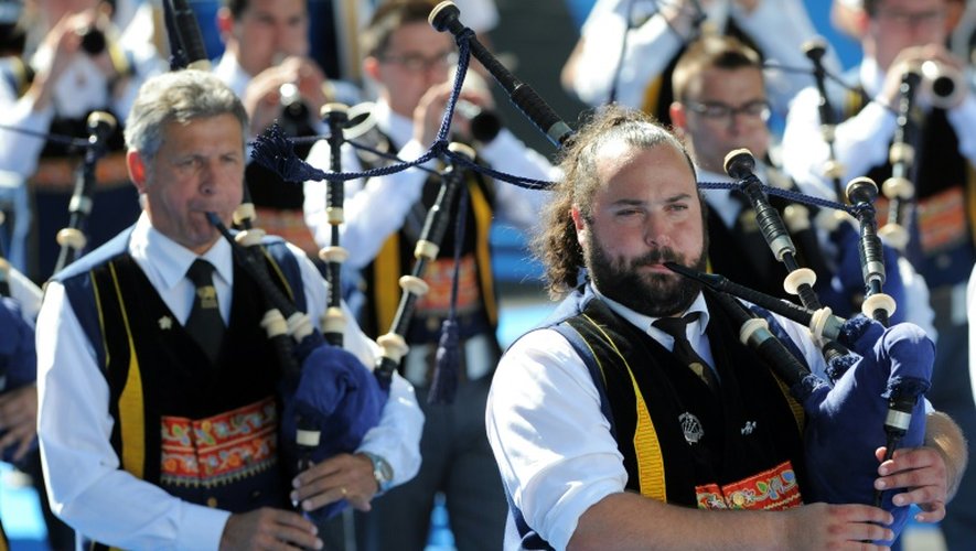 Des musiciens bretons jouent de la cornemuse, le 9 août 2015 à Lorient dans l'ouest de la France