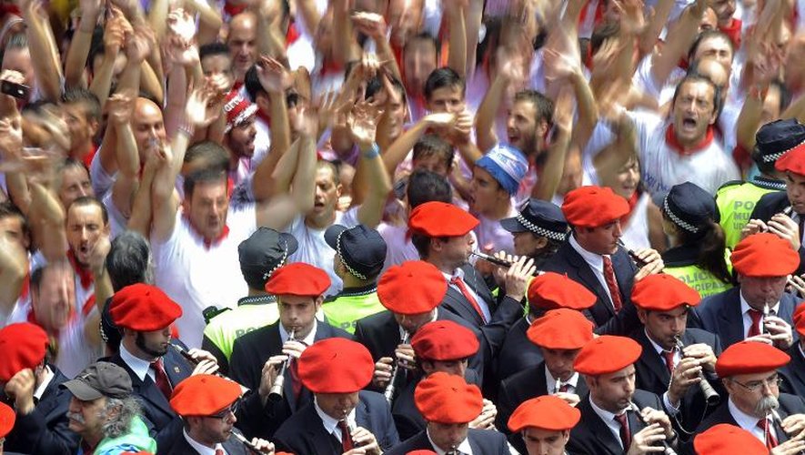Un groupe de musiciens célèbre le "chupinazo", le lancement rituel des festivités de la San Fermin devant la mairie de Pampelune, capitale de la Navarre, le 6 juillet 2014