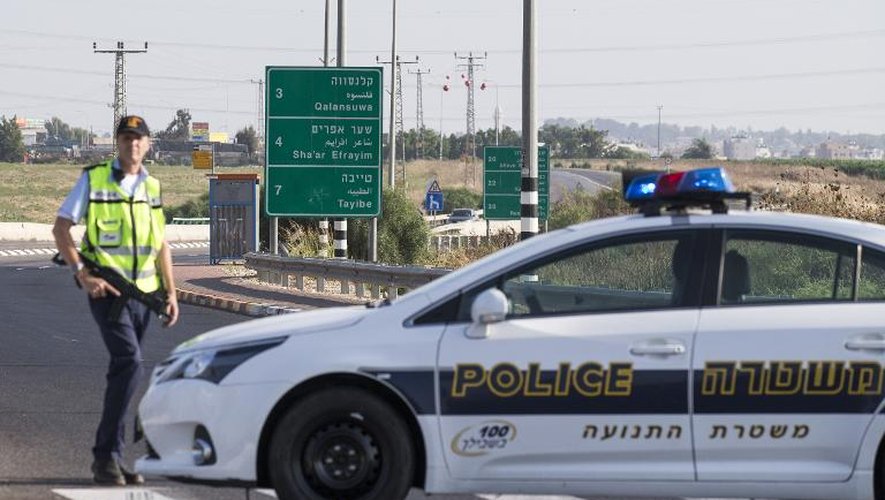 Un policier israélien surveille un point de passage accédant à la ville israélo-arabe de Qalansawe, le 5 juillet 2014