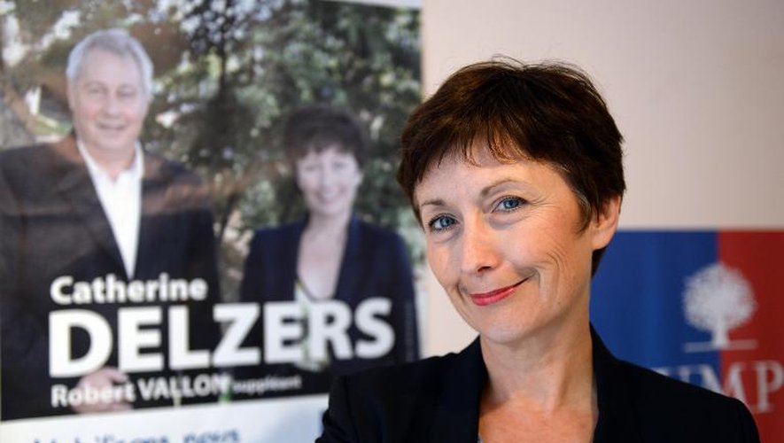 Catherine Delzers le 7 octobre 2013 devant son siège de campagne à Brignoles