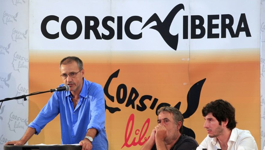 Jean-Guy Talamoni (G), le dirigeant du parti indépendantiste du parti Corsica Libera, donne un discours à Corte, le 9 août 2015