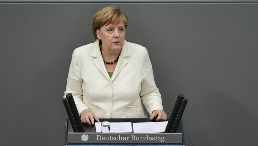 La chancelière Angela Merkel s'exprime devant la chambre basse du Parlement allemand à Berlin lors d'une session spéciale consacrée au Brexit le 28 juin 2016
