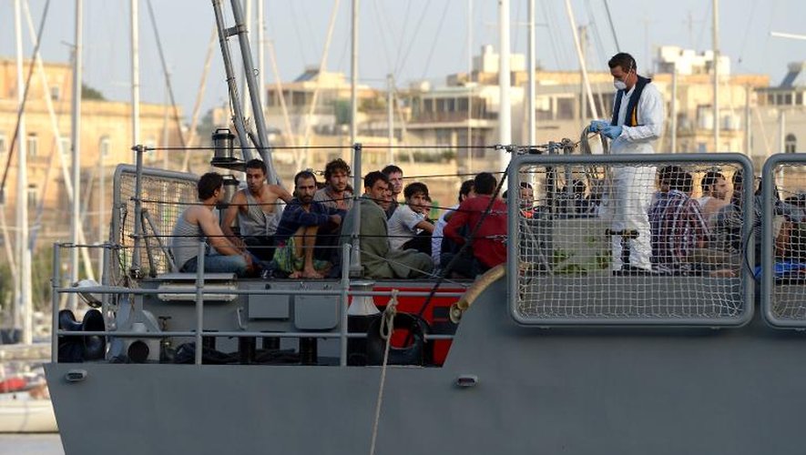 Des migrants rescapés du naufrage de leur  bateau au large de Malte, à leur arrivée le 12 octobre 2013 à La Valette