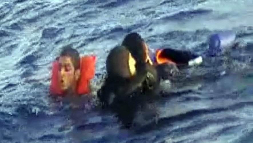 Capture d'écran d'une vidéo de la marine italienne montrant un plongeur en train de secourir des migrants le 12 octobre au large de Malte