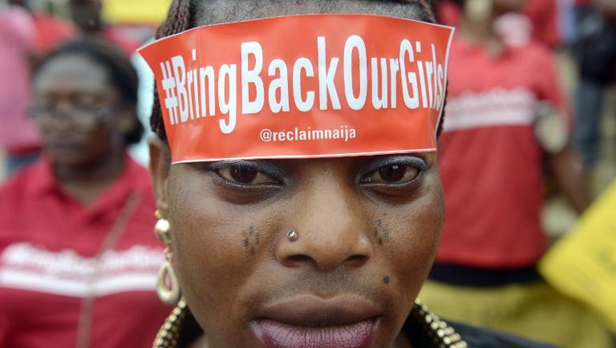 Une femme avec un bandeau réclamant le retour de nos filles ("Bring back our girls"), manifeste à Lagos, le 29 mai 2014