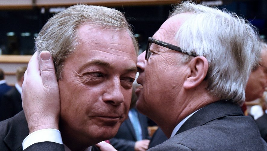 Le chef de l'UKIP Nigel Farage accueilli par le président de la Commission européenne Jean-Claude Juncker à Bruxelles le 28 juin 2016