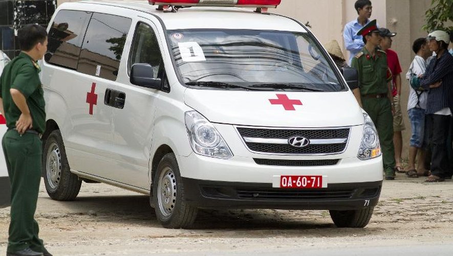 Une ambulance arrive dans un hôpital à Hanoï transportant des victimes du crash d'un hélicoptère militaire, le 7 juillet 2014