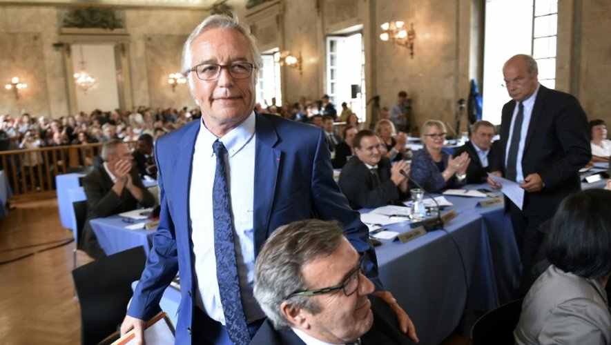 François Rebsamen, ministre du Travail, est applaudi par les conseillers municipaux qui viennent de l'élire maire de Dijon, le 10 août 2015