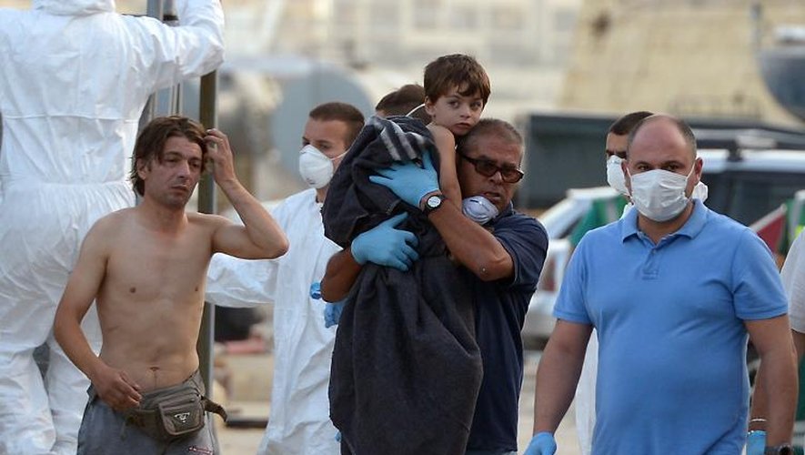 Des rescapés du naufrage d'un bateau de migrants au large de Malte, à leur arrivée le 12 octobre 2013 à La Valette