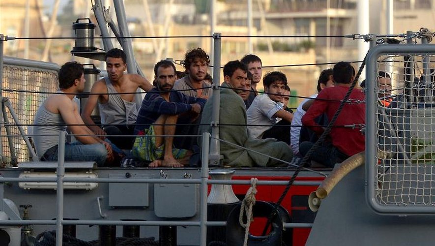 Les rescapés du naufrage d'un bateau de migrants au large de Malte, à leur arrivée le 12 octobre 2013 à La Valette