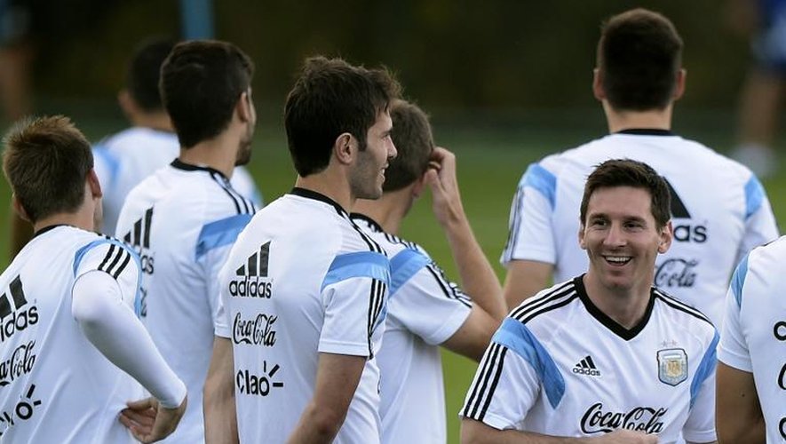 Lionel Messi au milieu de l'équipe argentine, lors d'un entraînement le 6 juillet 2014 à  Vespasiano près de Belo Horizonte