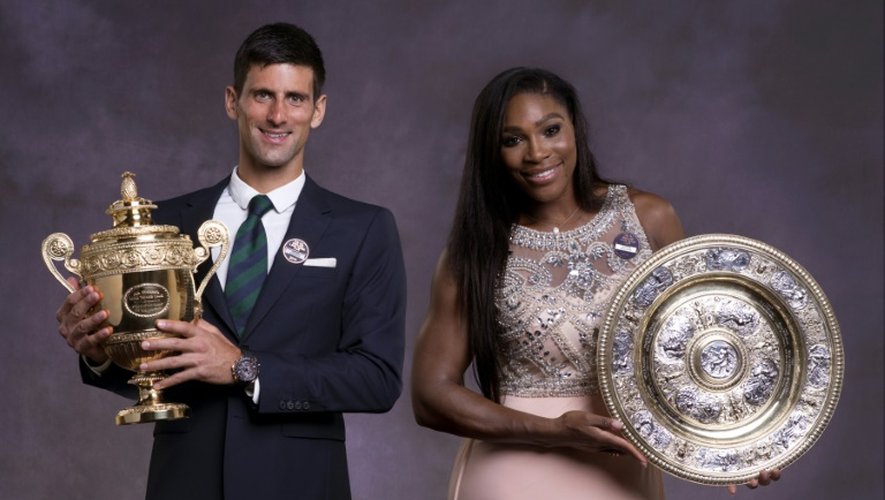 Photo montage du Serbe Novak Djokovic et de l'Américaine Serena Williams, posant avec leur trophée, après leur victoire à Wimbledon, le 12 juillet 2015