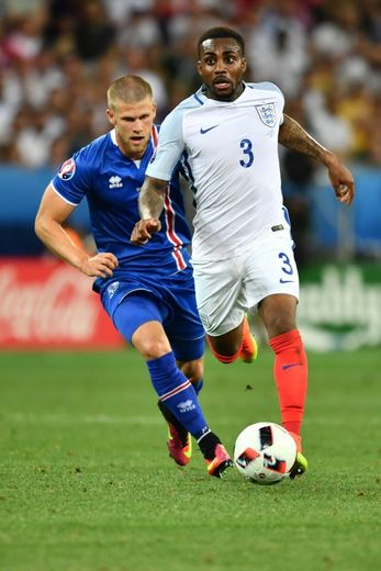 L'atttaquant Johann Berg Gudmundsson (g) à la lutte avec le défenseur anglais Danny Rose lors de l'Euro à l'Allianz Riviera, le 27 juin 2016