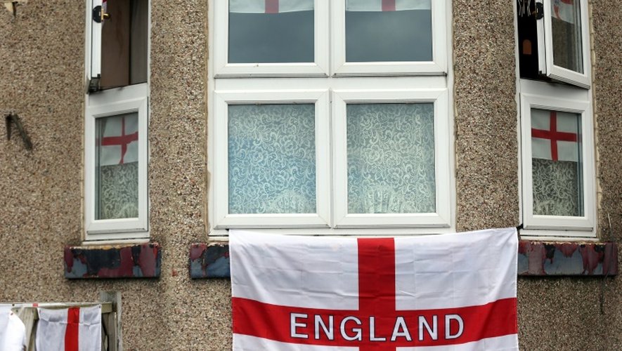 Un drapeau d'Angleterre accroché à une fenêtre à Redcar, dans le nord-est d'Angleterre, le 27 juin 2016