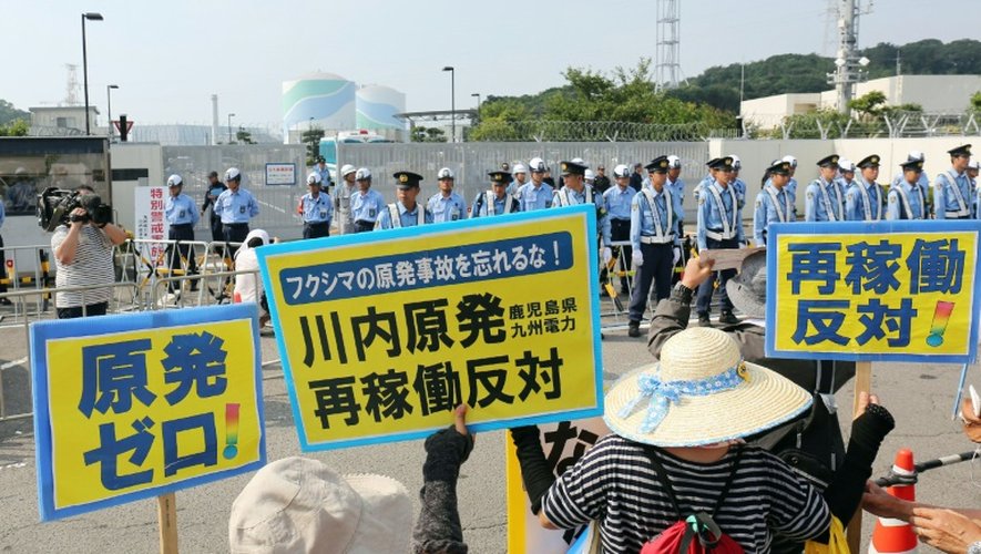 Des manifestants anti-nucléaires, le 9 août 2015 devant la Centrale nucléaire de Sendai sur l'île de Kyushu, qui va redémarrer jeudi