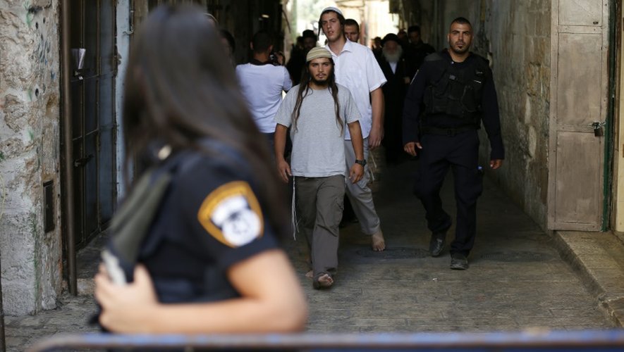 Des forces de police israéliennes surveillent l'accès à la mosquée d'Al-Aqsa à Jérusalem, le 9 août 2015