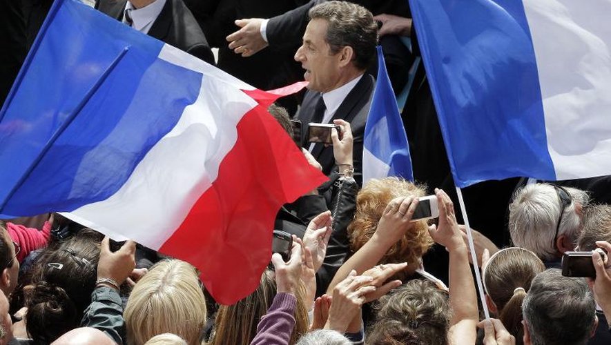 Nicolas Sarkozy entouré de ses partisans lors d'un meeting pendant la campagne présidentielle
