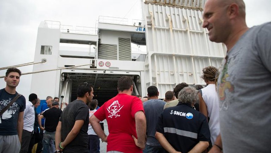 Des grèvistes devant le ferry "Jean-Nicoli" de la SNCM bloqué le 4 juillet 2014 dans le port de Marseille