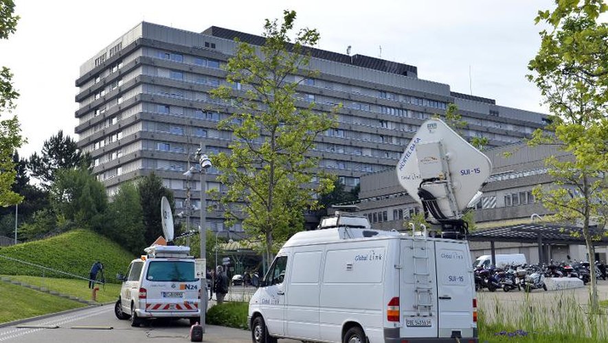 Des camions de télévision garés devant l'hôpital universitaire du canton de Vaud à Lausanne, où était Michael Schumacher, le 17 juin 2014