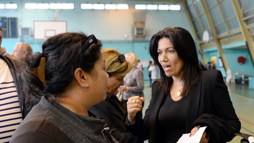 La sénatrice et maire de secteur Samia Ghali dans un bureau de vote à Marseille, le 13 octobre 2013