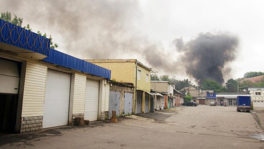 Dans les faubourgs de Donetsk, à l'est de l'Ukraine, une colonne de fumée grise s'élève lundi 7 juillet 2014