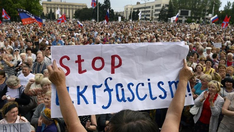 Un manifestant brandit une affiche lors d'un rassemblement pro-russe dans la ville de Donetsk, le 6 juillet 2014