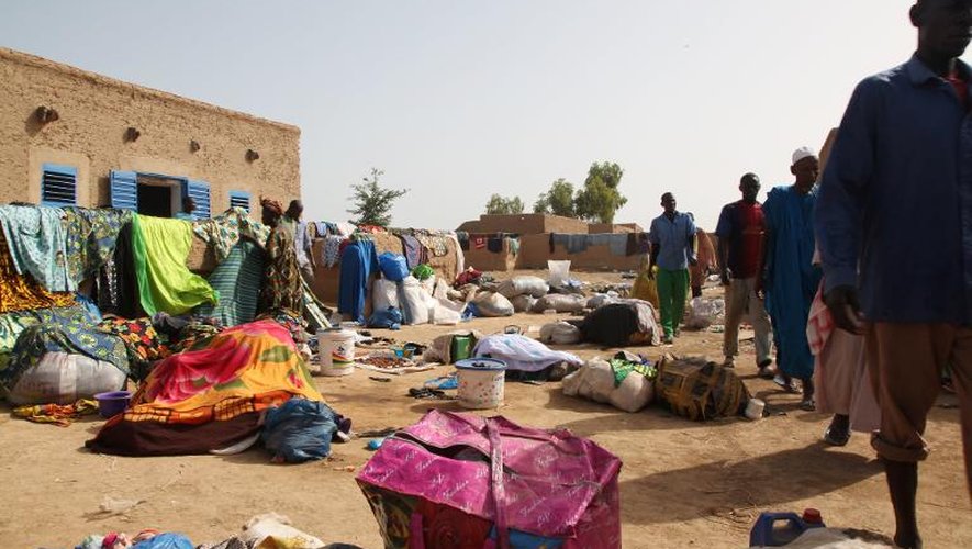 Des survivants après un accident mortel de pirogue à Koubi au Mali le 13 octobre 2013