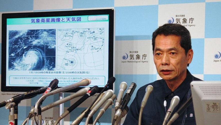 Satoshi Ebihara, un expert de l'agence météorologique du Japon, lors d'une conférence sur l'état d'alerte au super typhon Neoguri à Tokyo le 7 juillet 2014