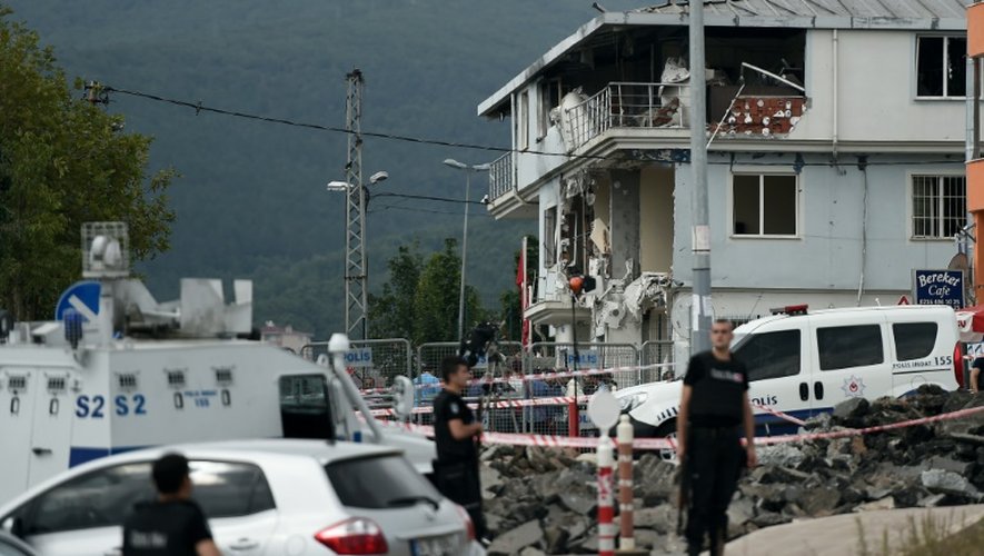 Des policiers turcs sécurisent le périmètre autour du poste de police dans le quartier de Sultanbeyli à Istanbul le 10 août 2015 après un attentat-suicide