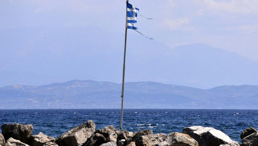 Un drapeau grec déchiré flotte sur la côte près d'Antirio, au sud-ouest d'Athènes, le 9 août 2015