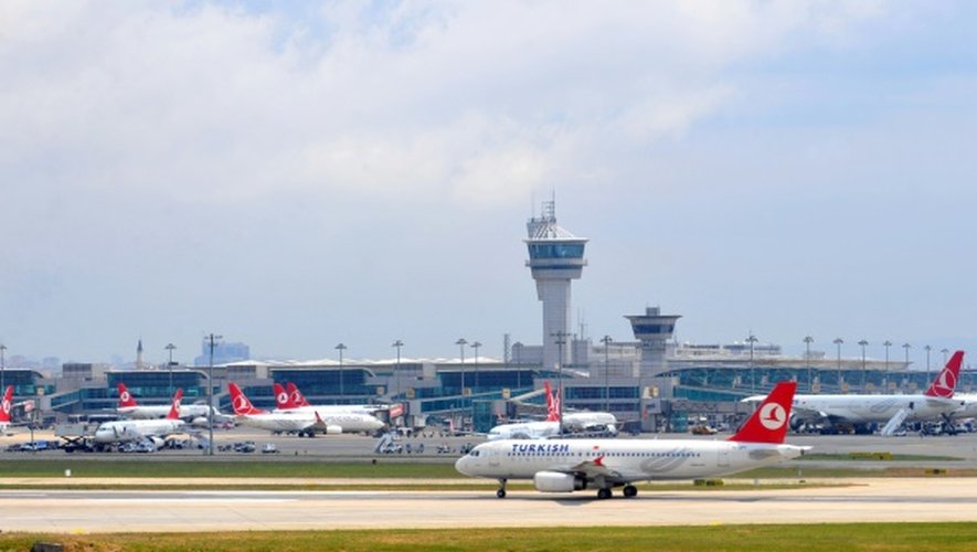 Deux explosions et des coups de feu entendus à l'aéroport international Atatürk d'Istanbul, plusieurs blessés selon les médias locaux
