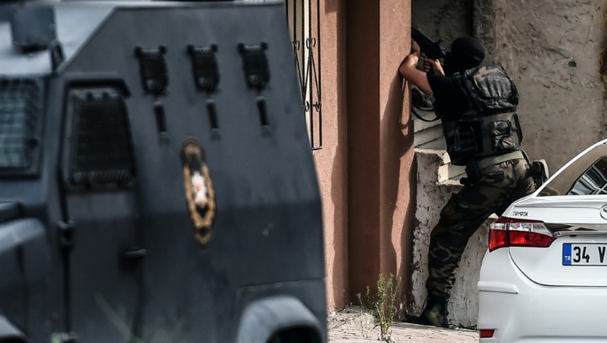Un policier riposte aux tirs des auteurs d'une attaque en plein centre d'Istanbul en Turquie, le 10 août 2015