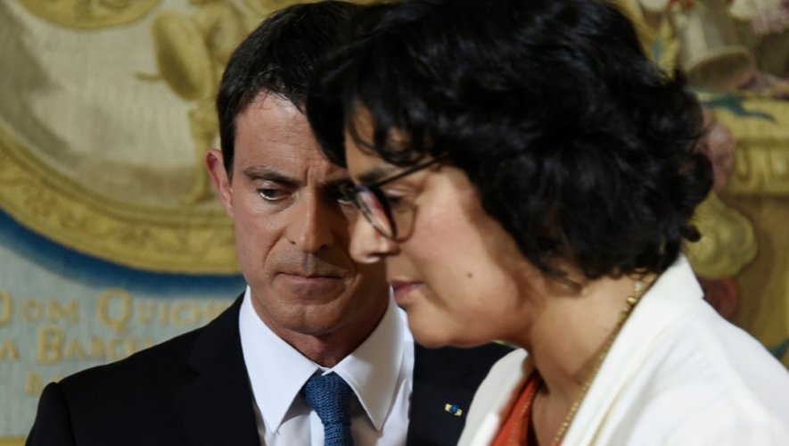 Le Premier ministre Manuel Valls (g) et la ministre du Travail Myriam El Khomri, le 29 juin 2016 à Matignon