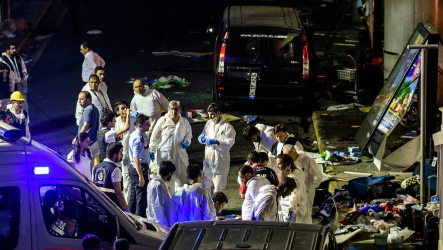 Enquêteurs et experts à l'aéroport Ataturk visé par un triple attentat suicide le 28 juin 2016 à Istanbul