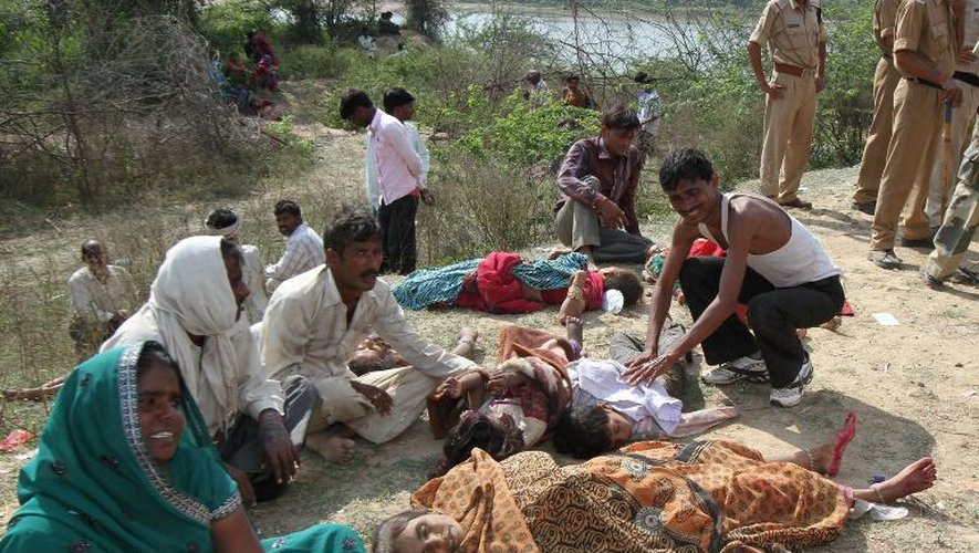 Des familles pleurent leurs proches tués dans la bousculade survenue le 13 octobre 2013 à proximité d'un temple du district de Datia, dans l'Etat du Madhya Pradesh