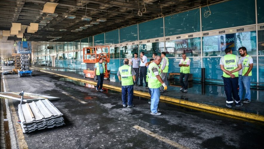 Des employés de l'aéroport Ataturk au lendemain de la triple attaque-suicide, à Istanbul en Turquie, le 29 juin 2016