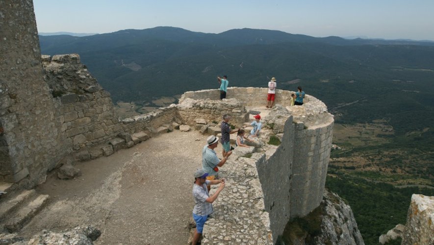 Des touristes visitent le château de Peyrepertuse, le 5 août 2015 dans le sud-ouest de la France