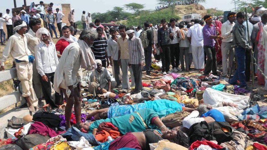 Des corps de victimes après une bousculade près du temple de Ratangarh dans le district de Datia le 13 octobre 2013
