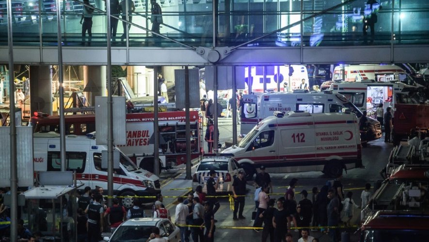 La police scientifique turque sur le lieu de l'explosion à l'aéroport international Ataturk d'Istanbul, en Turquie, le 28 juin 2016